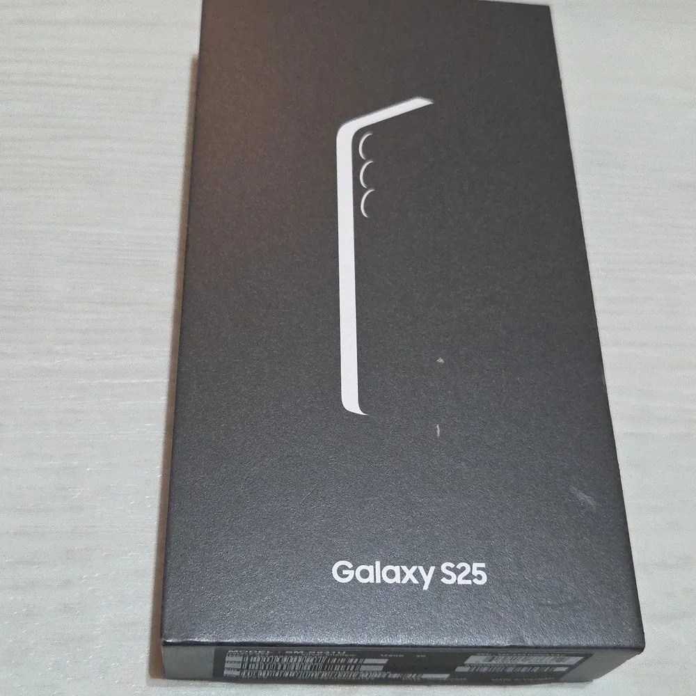For sale is only the empty box with everything seen in Galaxy S25 Smartphone Box